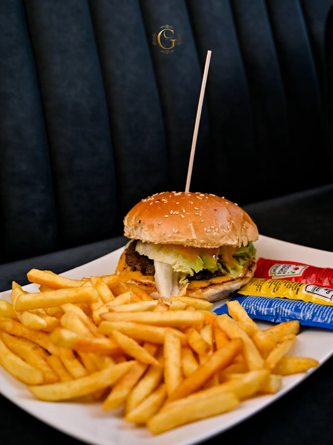 Klassischer Burger mit knusprigen Pommes