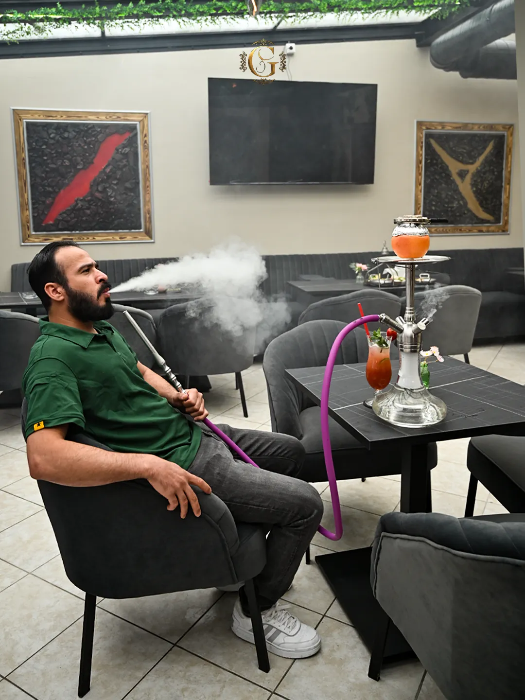 Gast genießt eine Premium Shisha