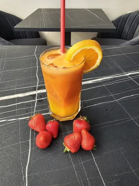 Frisch gepresster Orange-Karotten-Saft