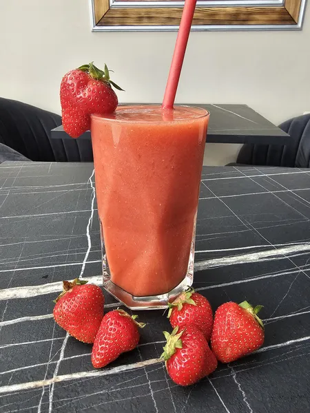 Mango-Erdbeer-Himbeer Smoothie